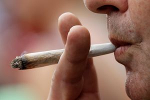 男子吸烟一个关节