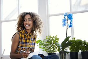 由植物和鲜花女人的工作所包围。
