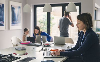 家长和孩子们都在家工作，因为冠状病毒