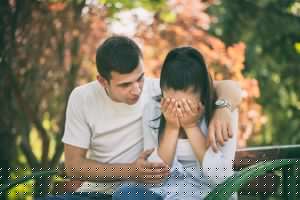 男人在长凳上安慰女人