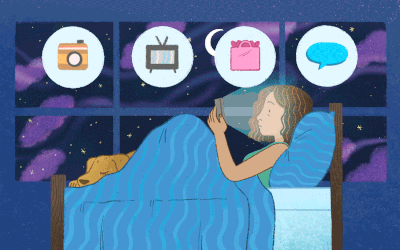 女孩从床上坐起来，半夜醒来还在玩手机