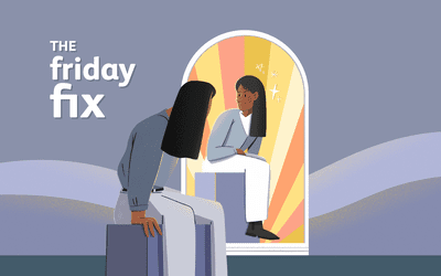 带着骄傲的表情看着镜子的人