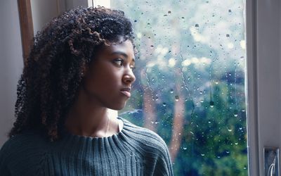 看窗口的bipoc妇女。