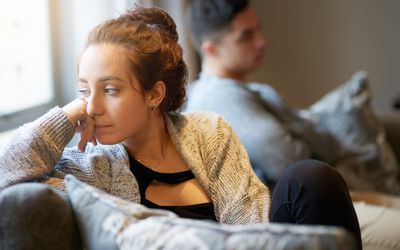 夫妇哀伤在沙发上