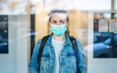 在户外戴口罩的女人