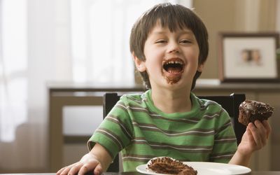 吃蛋糕的幼儿和行动在乐趣原则