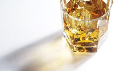 威士忌里透出的光