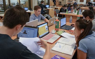 大学生坐在图书馆学习