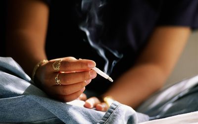 女人的手拿着关节