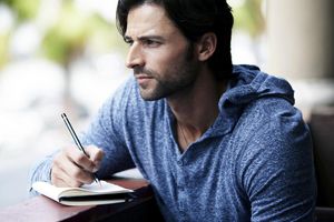 南非，开普敦，男人的肖像在看向别处