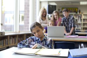 女孩被排除同行