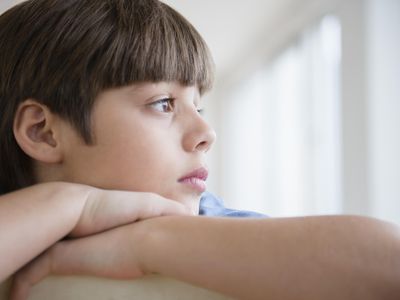 美国，新泽西，泽西城，沉思的男孩肖像(8-9)