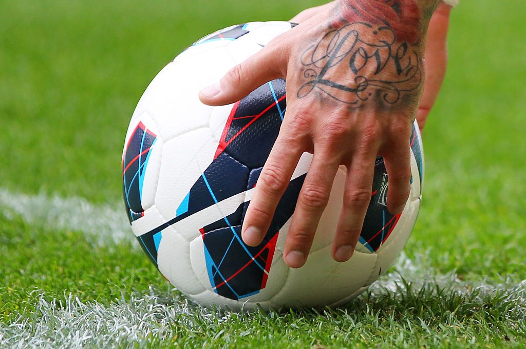 男人的手与爱字纹身