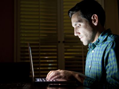 深夜在黑暗中看电脑的人