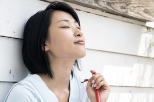 一位女士在休息时深呼吸以减轻压力