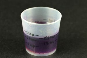 用量杯装感冒和咳嗽药水