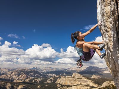 女性攀岩