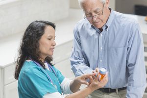 家庭护士帮助老人用药