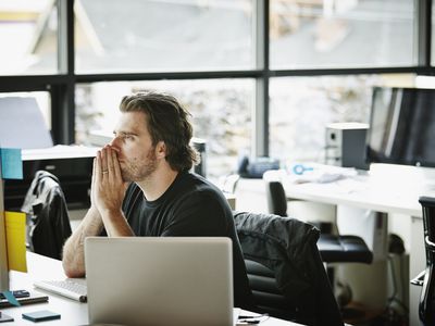 男人专注于他的工作