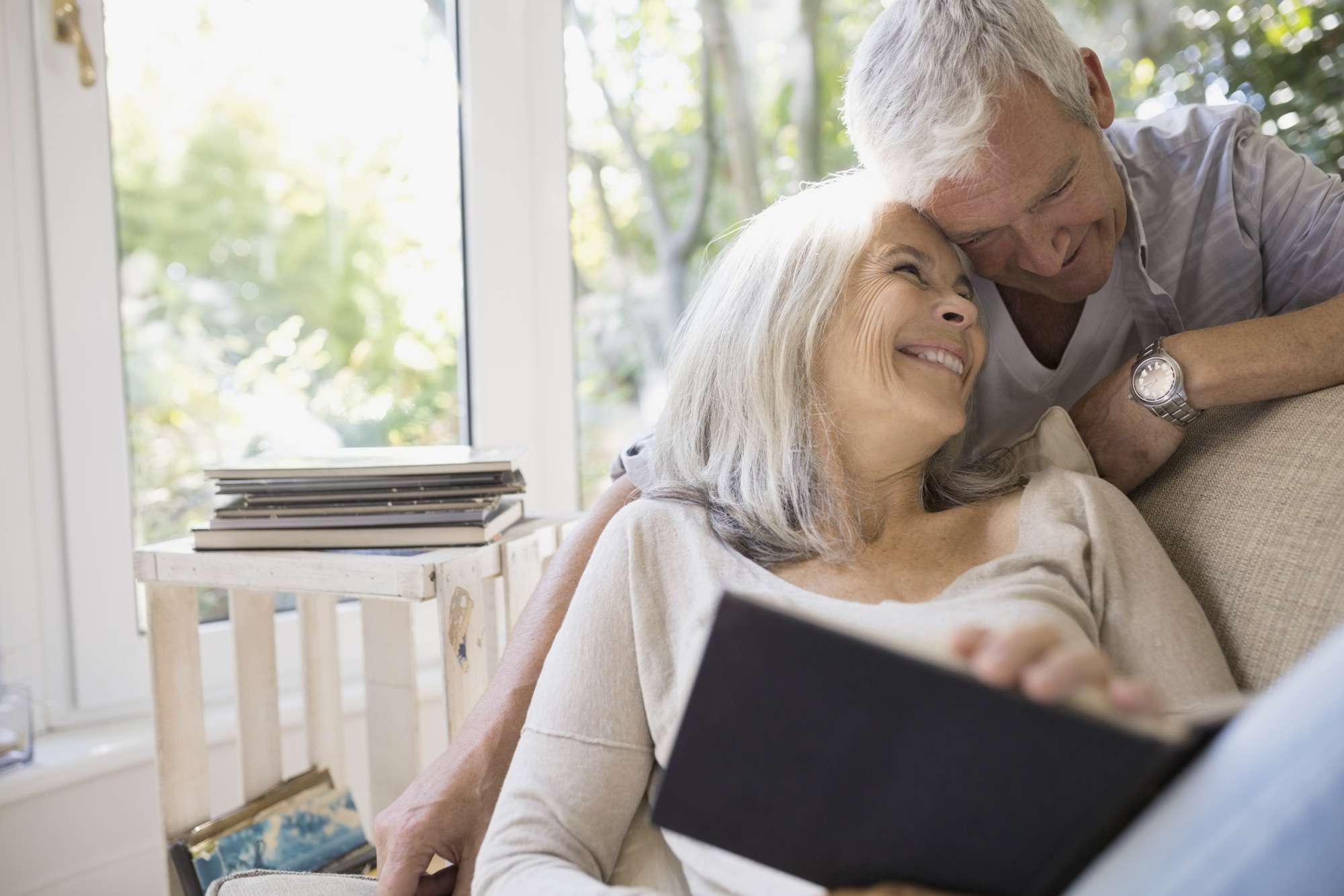 高级情侣拥抱客厅