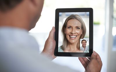 男人和女人在平板电脑上交谈