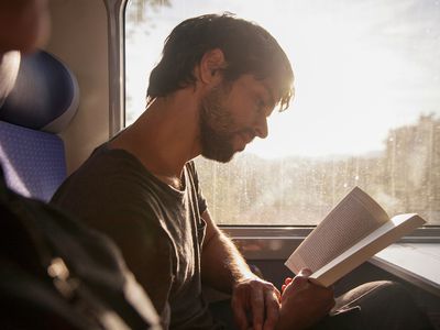 男人在火车上看书