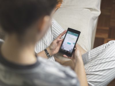 有智能手机的女人