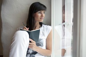 女人在笔记本上写字