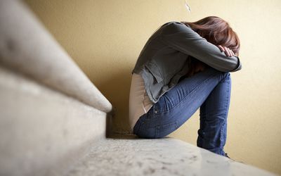 沮丧的妇女坐步