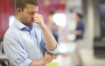 看起来的年轻商人在办公室重音