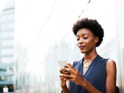 女人在看她的手机