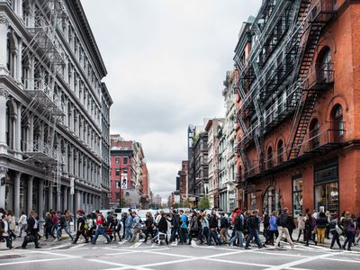 人群走在城市街道上