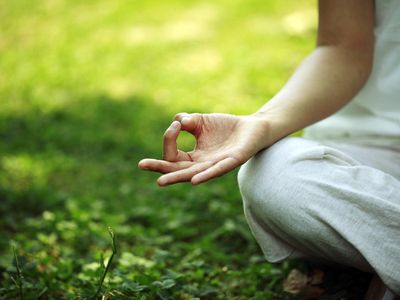 做瑜伽的少妇，手特写镜头