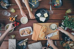 人的手的俯视图，在表深远的食物