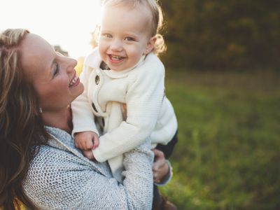 微笑的母亲，当拿着婴儿孩子户外