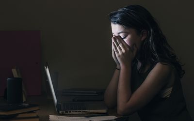 被欺负的妇女在互联网上。