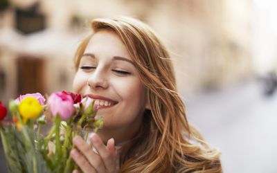 有花的愉快的妇女