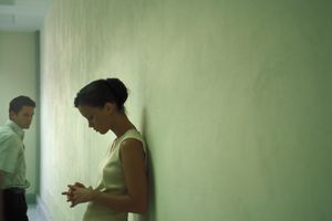 走廊里的可怜女人和男人