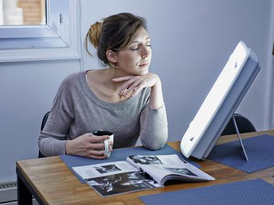 女人拿着光治疗灯