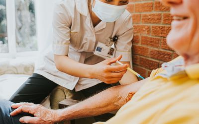 一个正在接种疫苗的老人