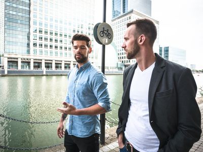 两个男人说话和走路