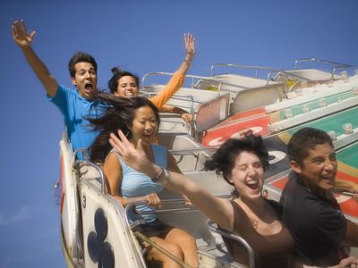 人们骑游乐园骑