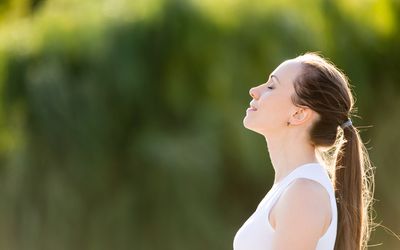 运动的美丽微笑的少妇放松