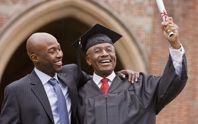 有毕业生父亲的非裔美国人的人