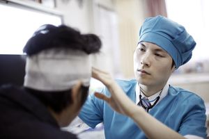 医生检查了病人，医院