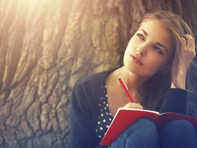 深刻的少妇在思想写作在杂志上反对树