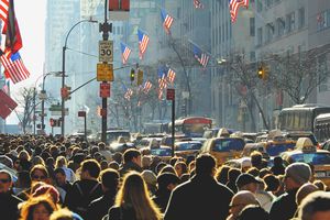 人走在人行道城市人群