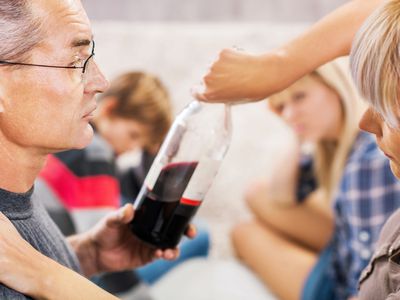 孩子患有家庭中的酒精中毒