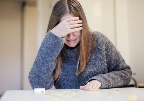 手捂脸哭泣的女人