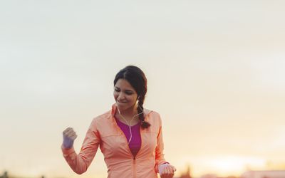 运动衣物的愉快的妇女